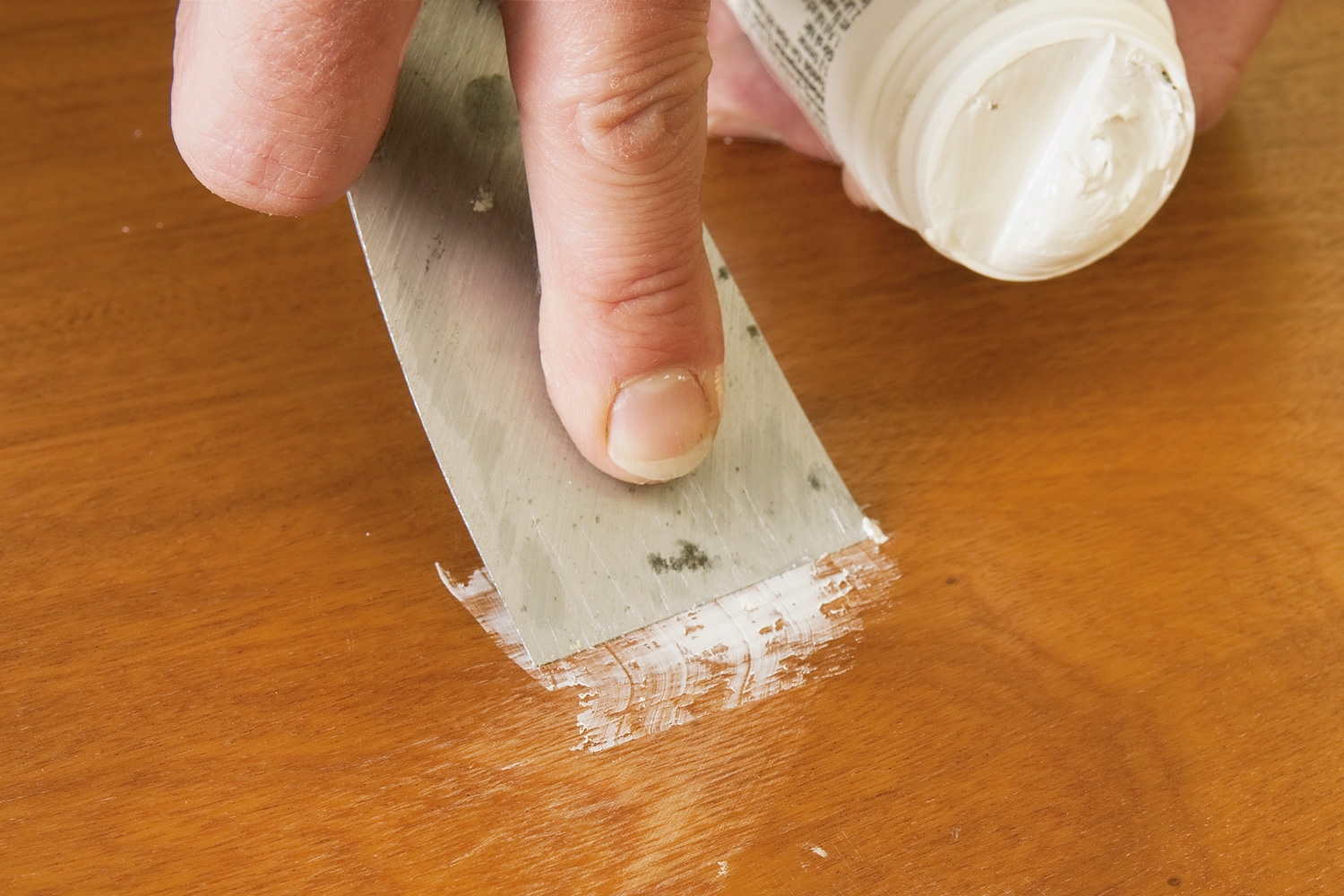 Puukittiä reikien paikkaamiseen