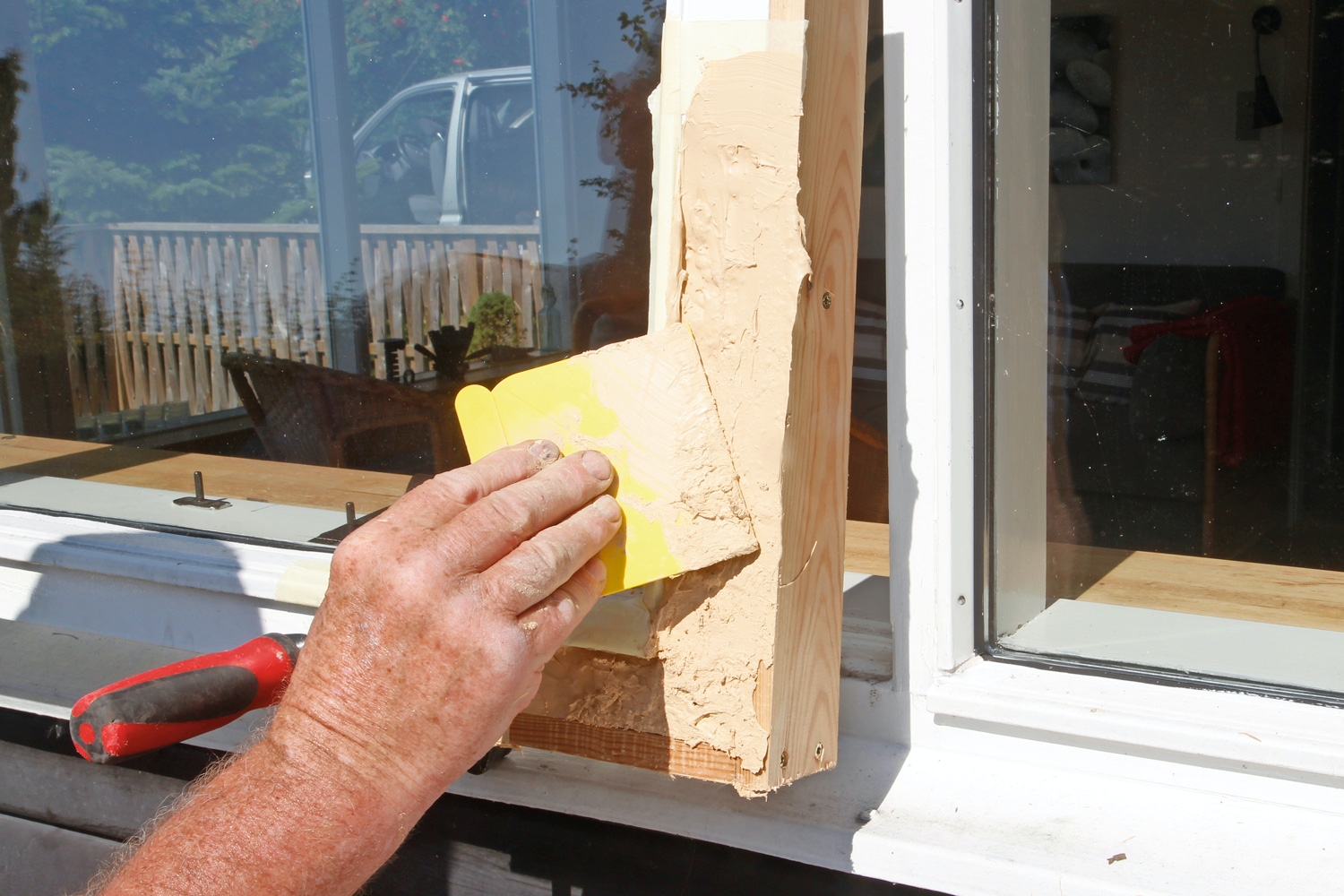 Kemiallisen puun levittäminen ikkunan karmiin