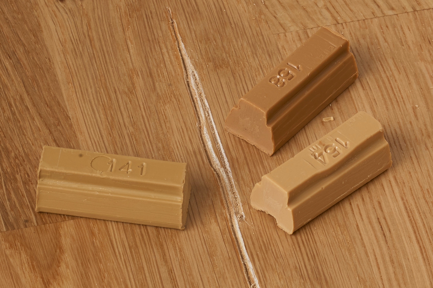 Puunkorjausmassa vahapuikot