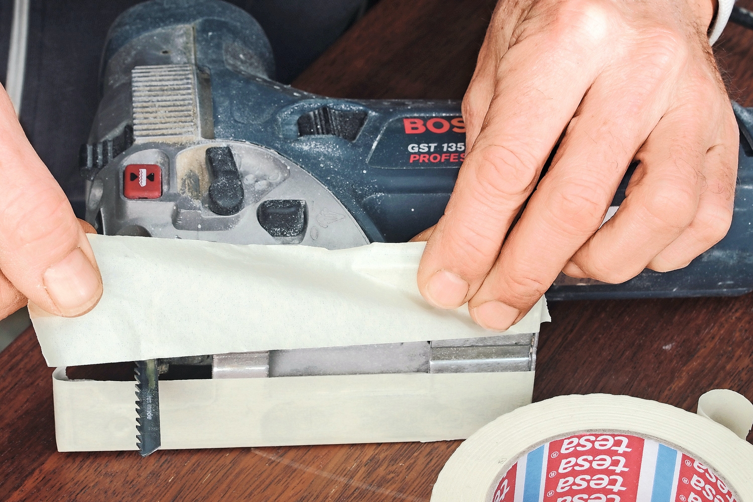 Dæk sålen på stiksaven med afdækningstape.