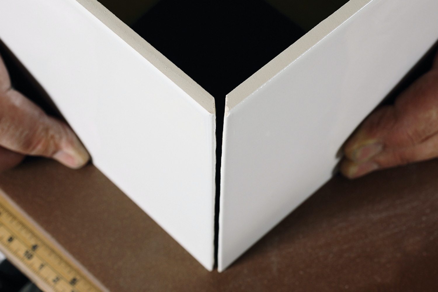 Fliser på et utvendig hjørne: Oppmåling og tilskjæring