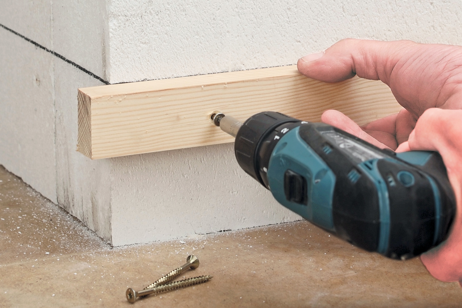 Ulkokulman laatoittaminen: Mittaaminen ja leikkaaminen