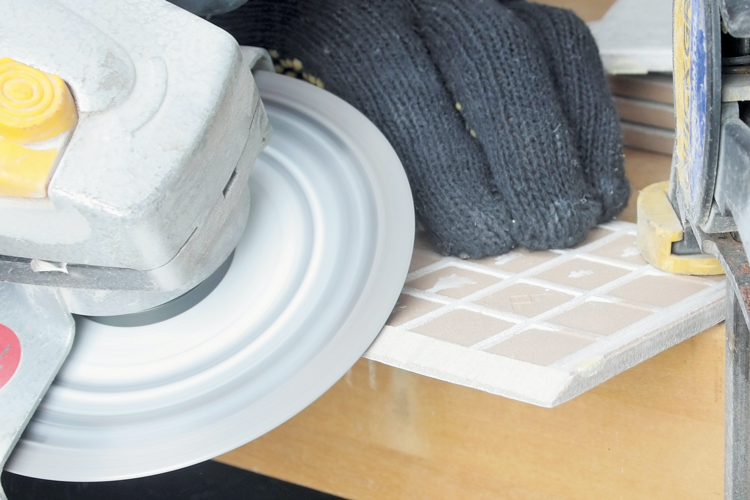 Ulkokulman laatoittaminen: Mittaaminen ja leikkaaminen