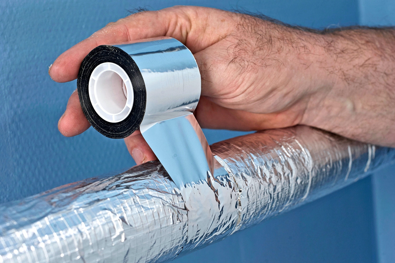 Alle skjøter mellom rørskålene tettes med aluminiumsteip ved rørisolering