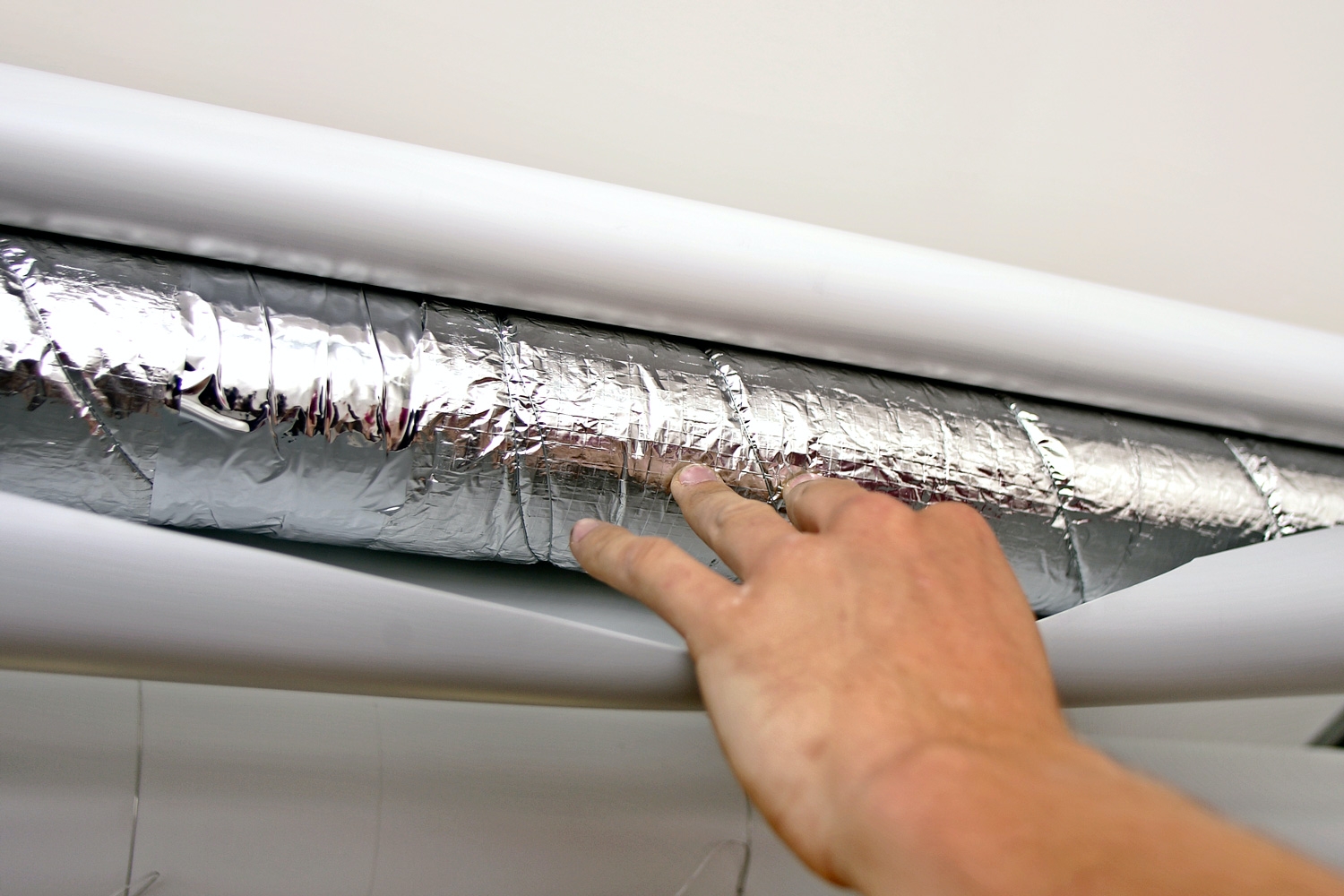 Isolere rør med plastkappe på utsatte steder