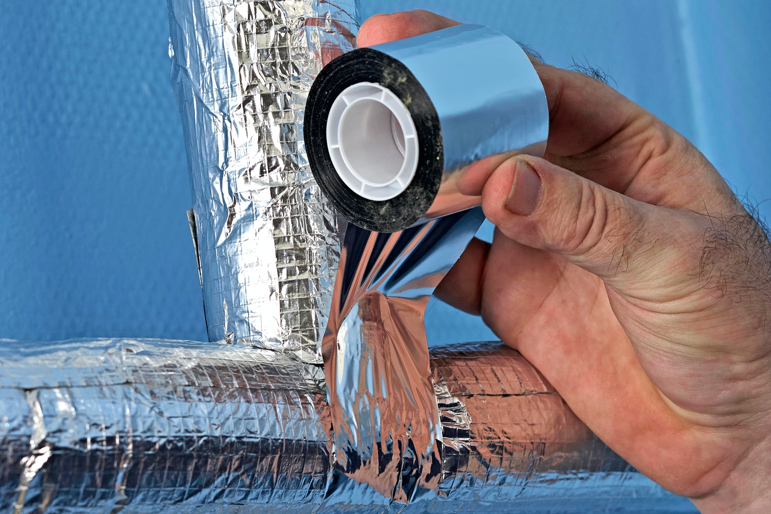 Rørskål til rørisolering settes sammen med aluminiumsteip