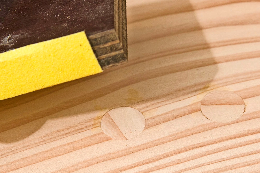 Dölja skruvar med träplugg