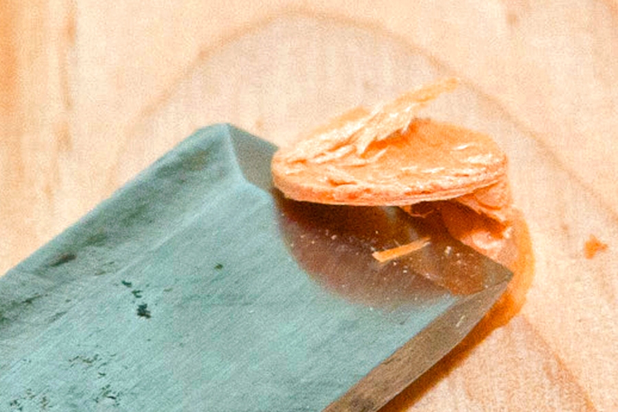 Dölja skruvar med träplugg