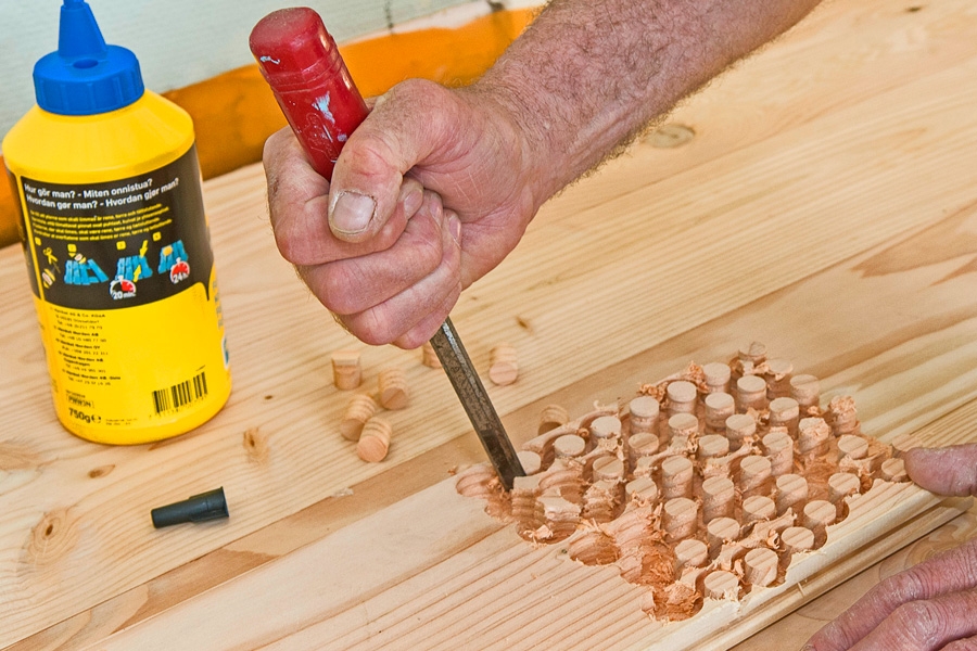 Dölja skruvar med träplugg