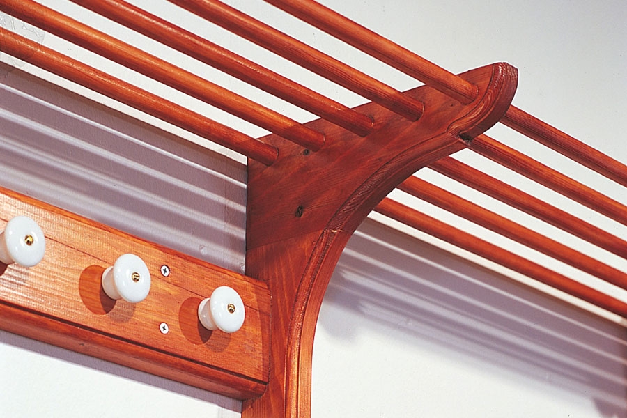 Med en hatthylla får du ordning på hallen.