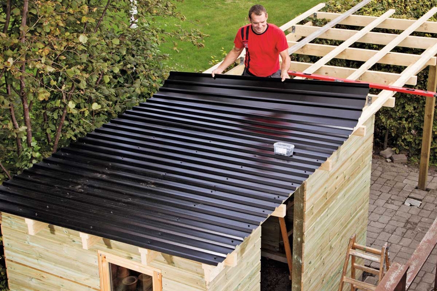 Trapesplater i sortmalt stål er et godt valg til tak på et skur. Det er enkelt å legge, solid og forholdsvist billig.