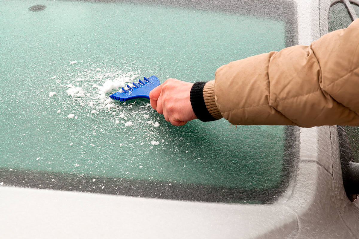 Jäänestoaine: Poista jää tuulilasista helposti