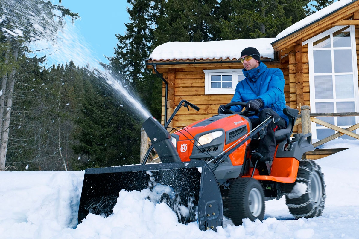 PUUTARHATRAKTORI: 3 TAVALLISTA TYÖTÄ, JOTKA VOI TEHDÄ PUUTARHATRAKTORILLA