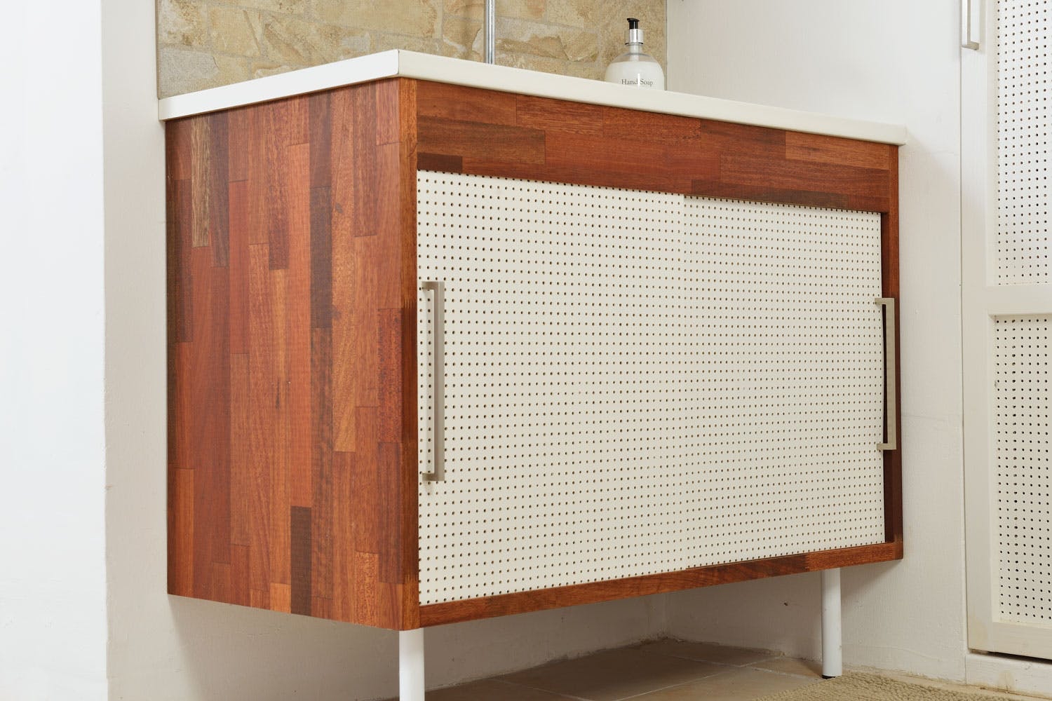 Her er der brugt perforeret masonit til luftige skabslåger