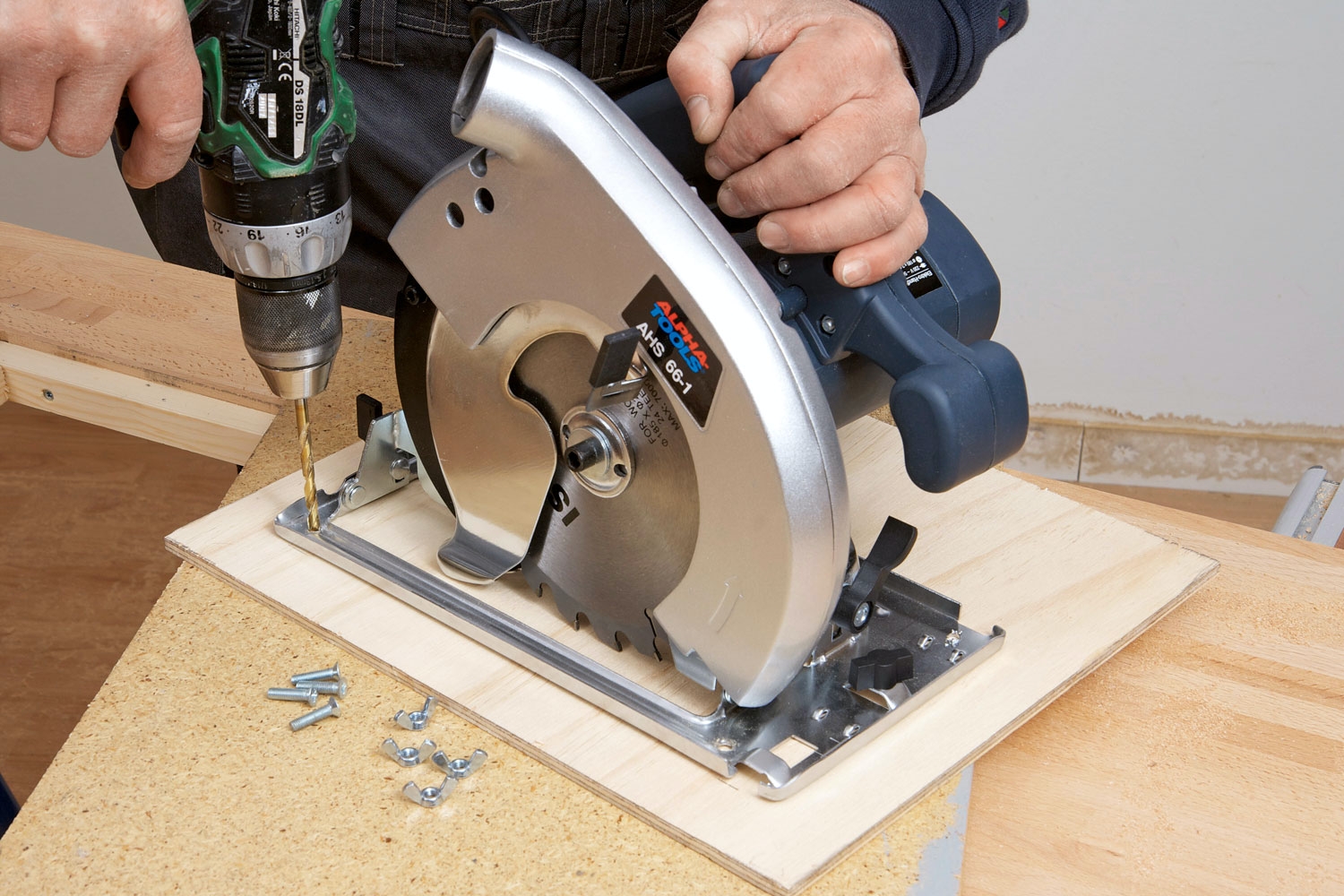 Sirkkelin kiinnittäminen kansiruuveilla ja siipimuttereilla