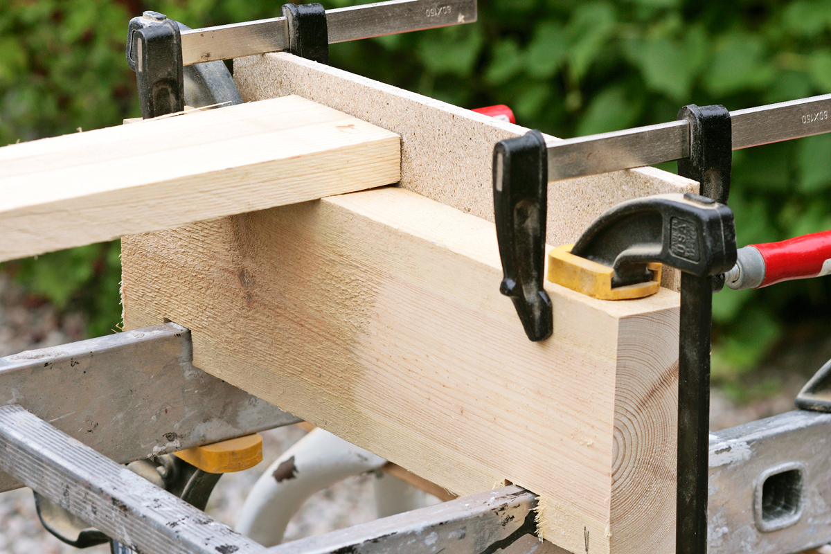 Mobil arbejdsstation til din kap og geringssav: I den anden ende af stigen sætter du en støtteklods, der løfter træet op i samme højde som savens bord.