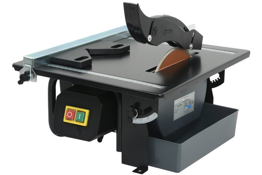 Denne fliskutteren er en såkalt vannsag. Bladet kjøles ned med vann, og det er enkelt å stille inn maskinen til å skjære i for eksempel 45 grader.