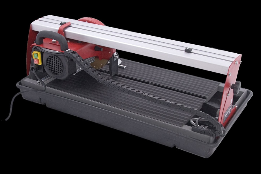 KAKELSKÄRARE: Med en elektrisk kakelskärare som denna skär du enkelt till plattorna.