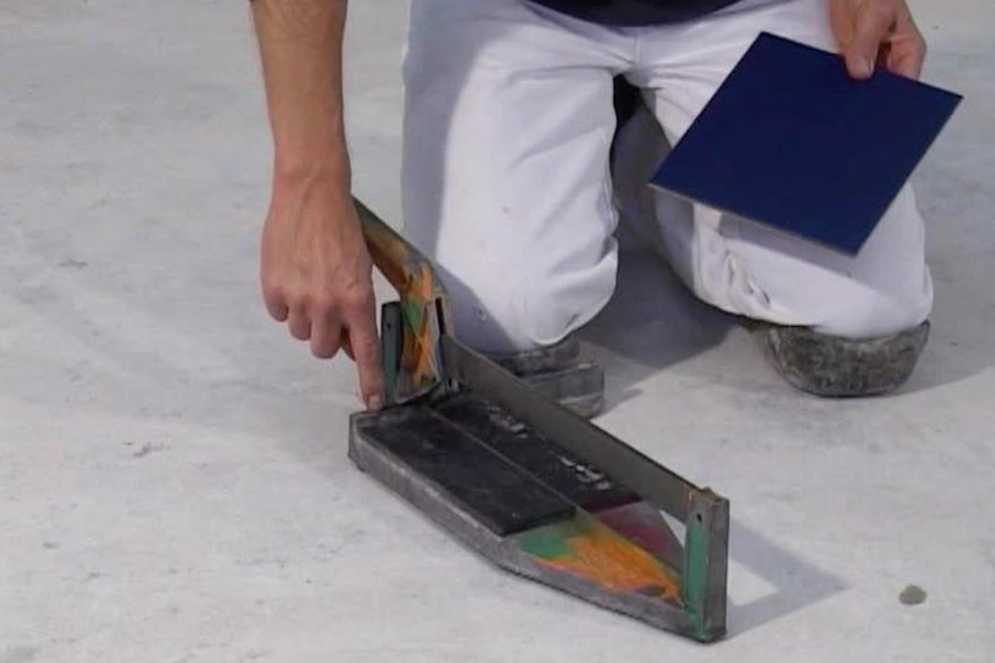 Kakelskärare: Här skär vi en klinkerplatta med en manuell kakelskärare.