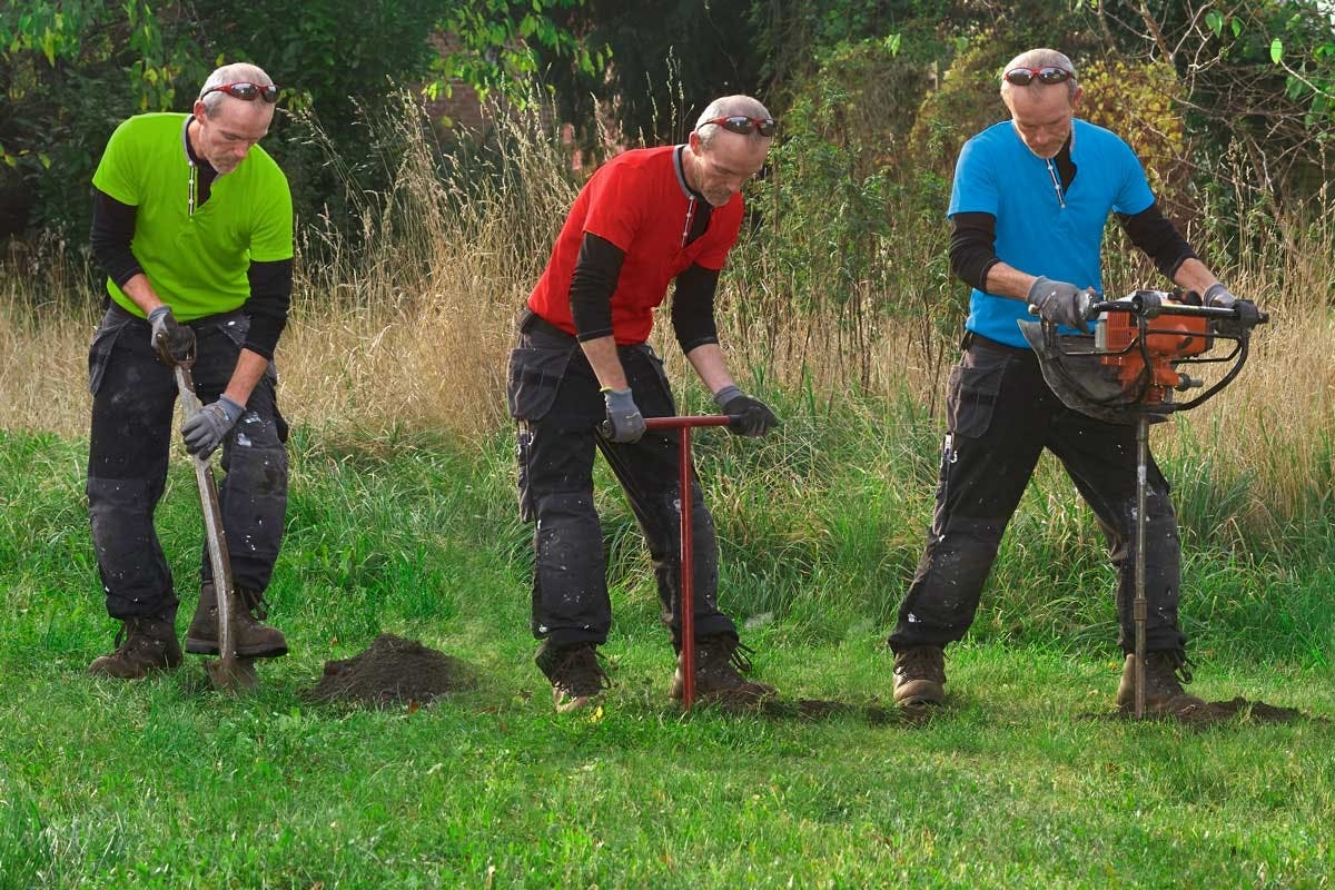 Lapiolla on helppo kaivaa maahan yksi kuoppa, mutta maakairalla työ sujuu paljon nopeammin. Moottorikaira on vielä paljon nopeampi kuin käsikäyttöinen maakaira.