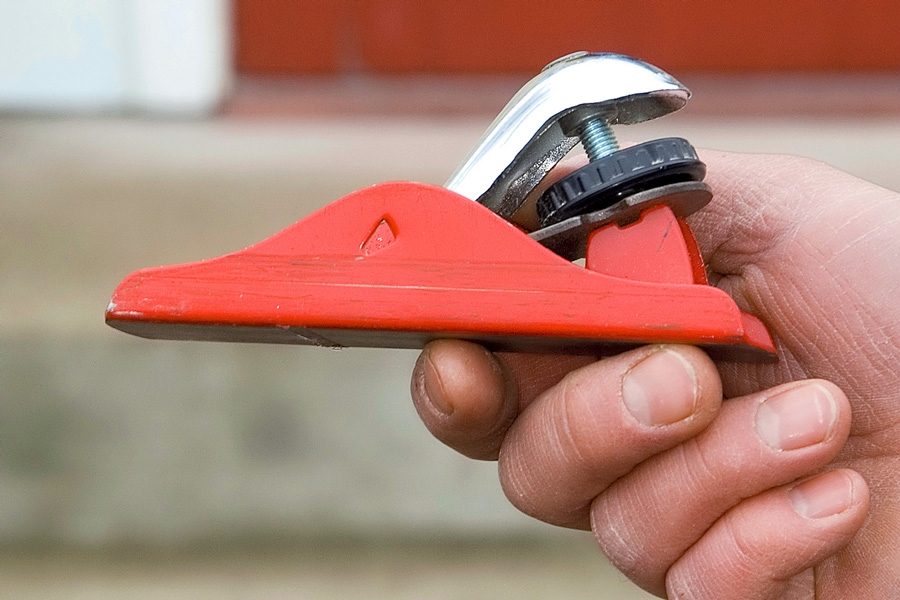 Terän pituutta säädetään säätöpyörästä.