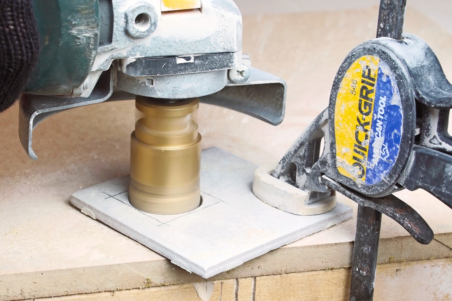 Fliser rundt om rør: Hul til rør midt i flise