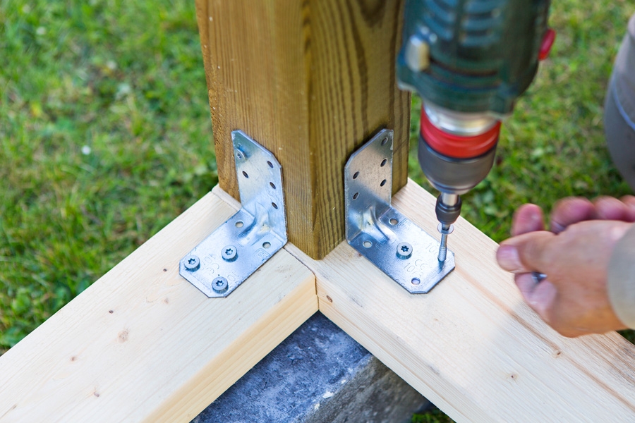 Behövs beslag på båda sidor av stolpen?