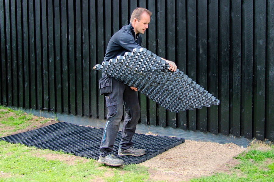 Kestävä nurmikko muovikennoilla