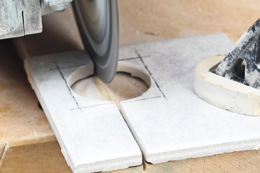 Fliser rundt rør: Hull til rør midt i en flis