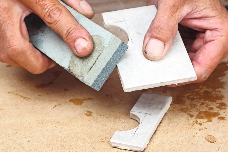 Fliser rundt rør: Hull til rør midt i en flis