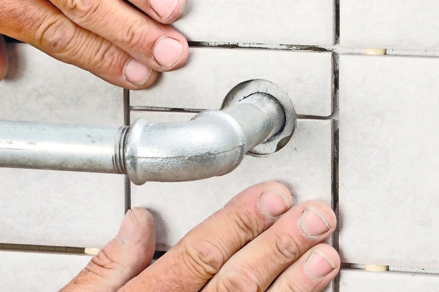 Fliser rundt rør: Hull til rør midt i en flis