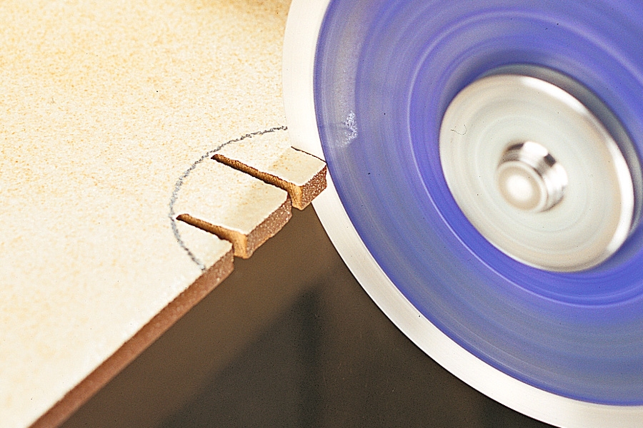 Fliser rundt rør: Slik skjæres et halvt hull