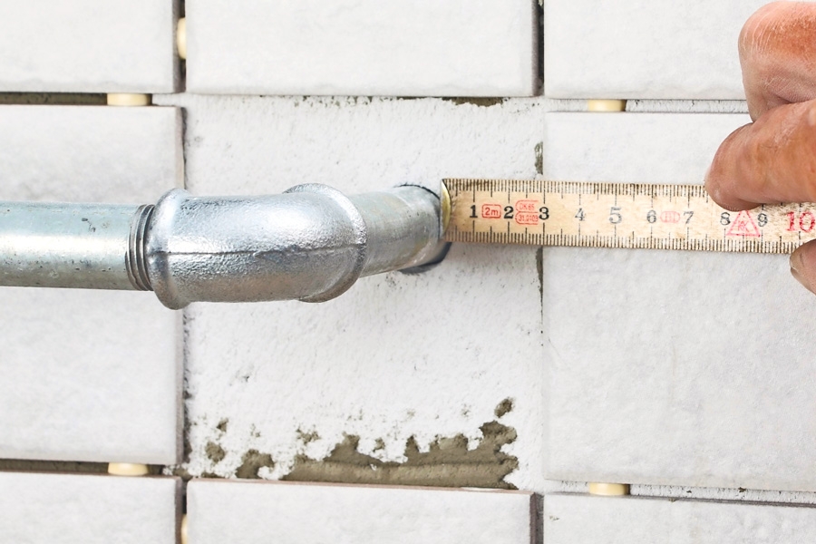 Kakla runt rören: Hål för rör mitt i en platta