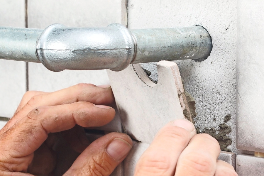 Kakla runt rören: Hål för rör mitt i en platta