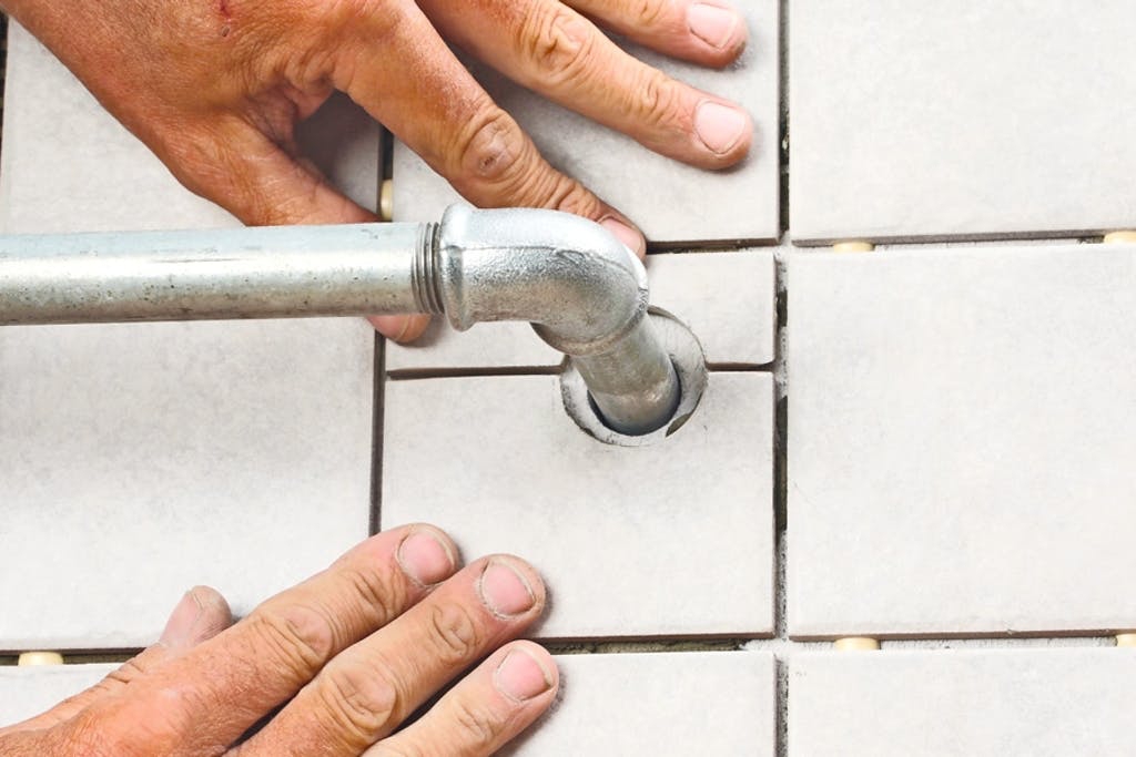 Laatat putken ympärille