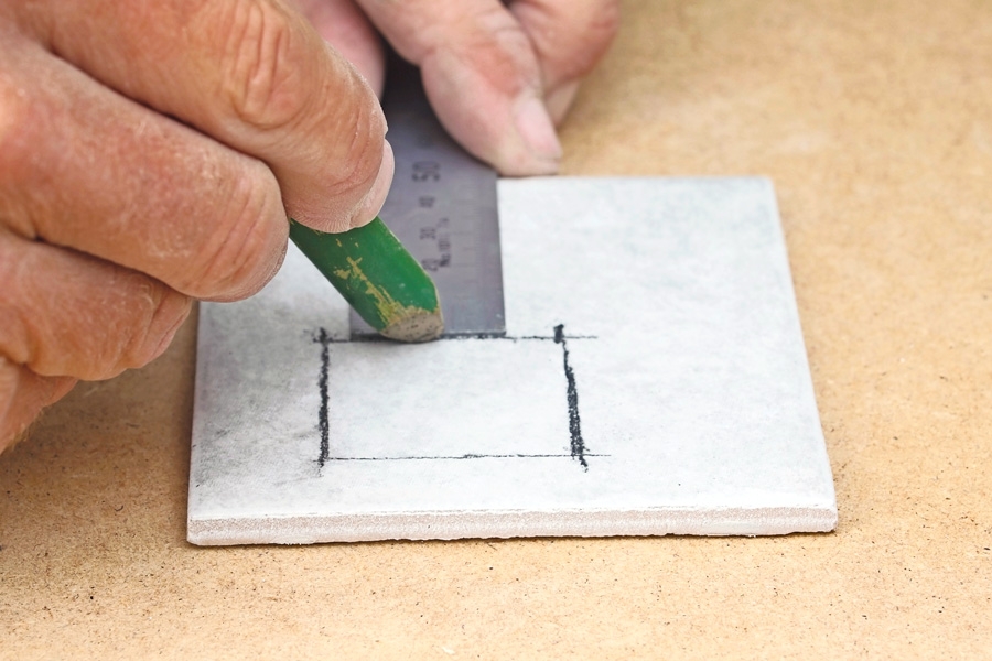 Laatat putken ympärille: Reikä laatan keskelle