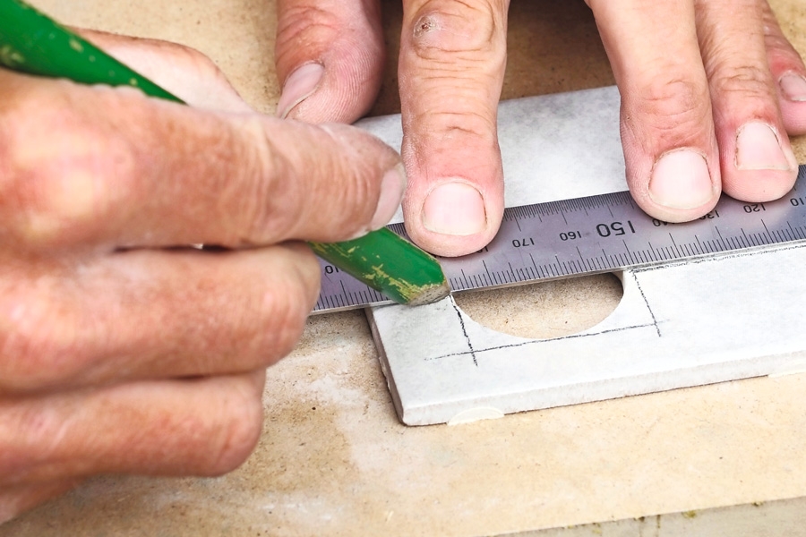 Laatat putken ympärille: Reikä laatan keskelle