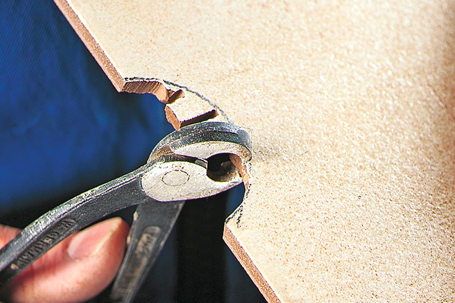 Laatat putken ympärille: Näin leikkaat "puolikkaan" reiän