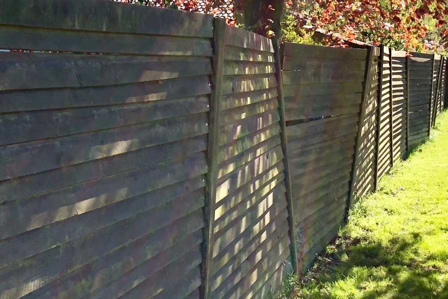 STAKET: SNABB HJÄLP TILL LUTANDE STOLPAR