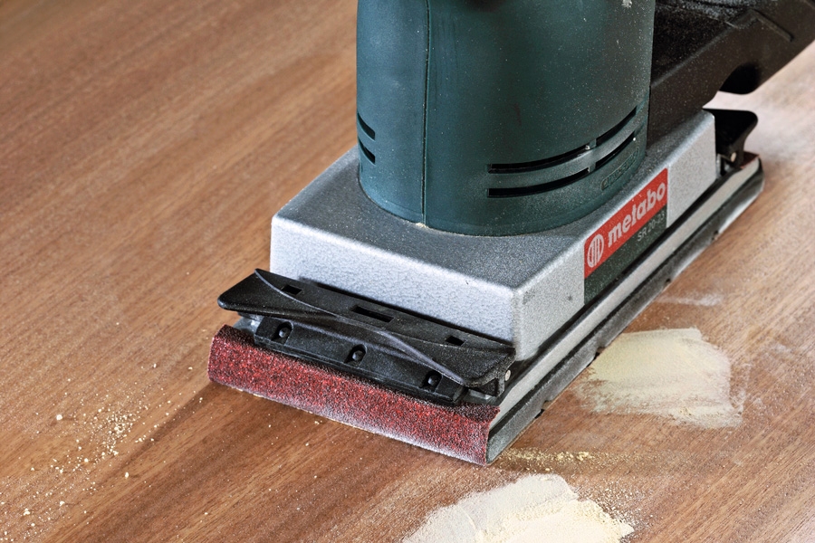 Maalattavan puun hiominen hiomapaperilla