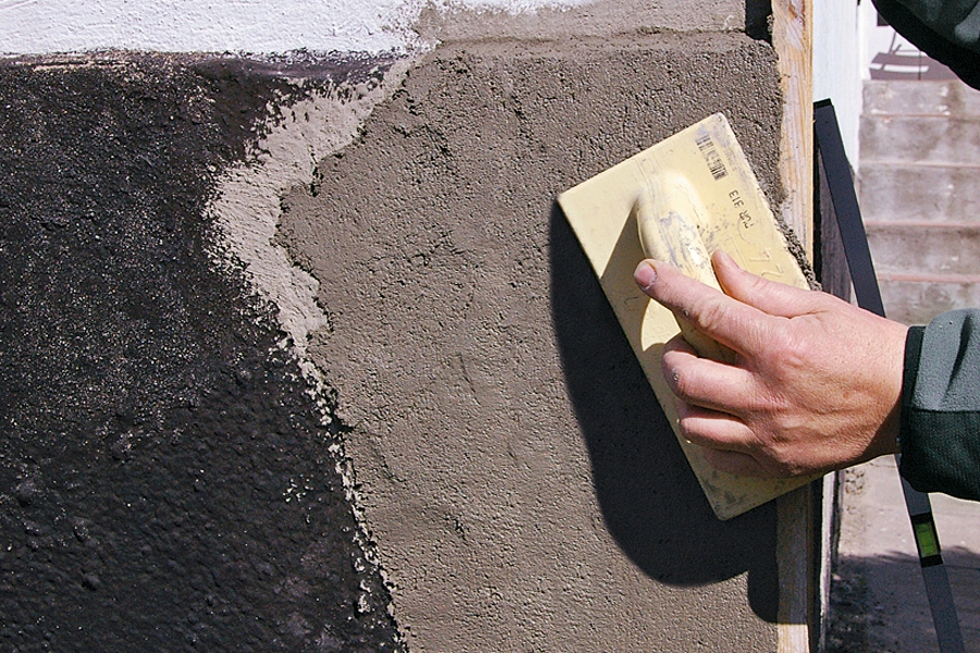 Reparation af sokkelhjørne: Det yderste lag puds