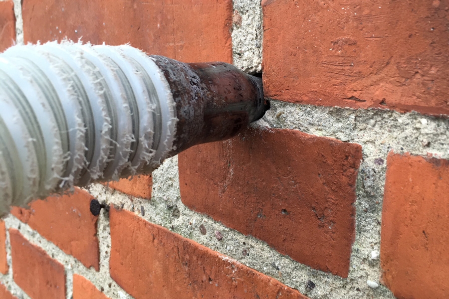 Der bores huller i murstensfugerne, så der kan laves hulmursisolering