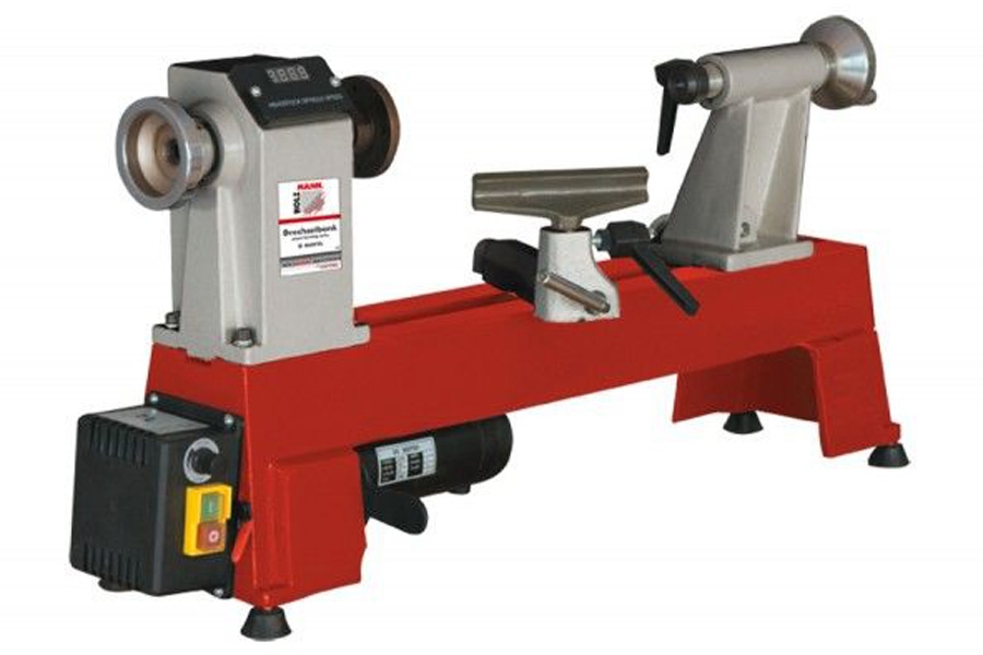 SORVI: Harrastuskäyttöön sopiva sorvi. Koneen nopeutta ja terän pidikettä voi säätää.