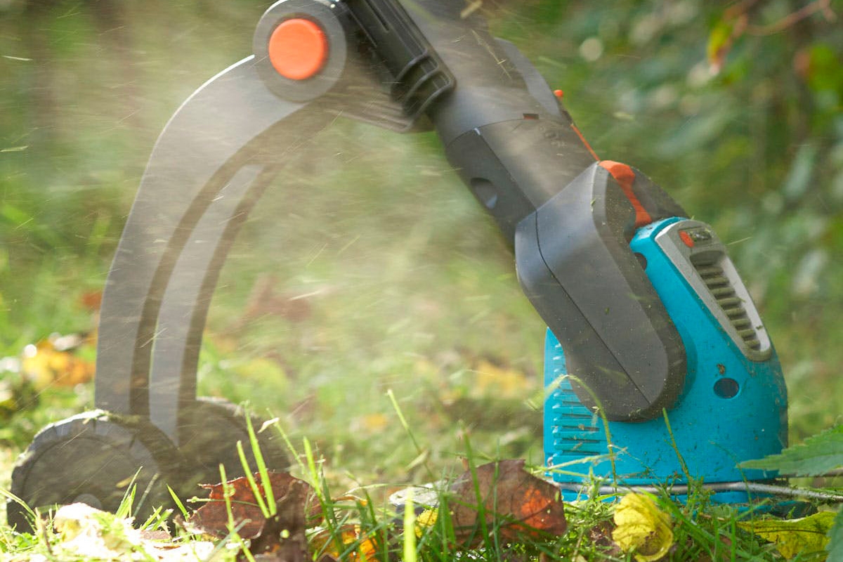 Græstrimmer - batteri, ledning eller på benzin?