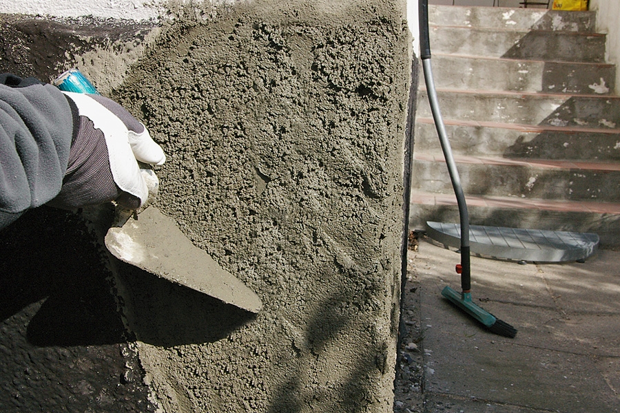 Reparasjon av sokkelhjørne: Forarbeidet og det innerste grove laget