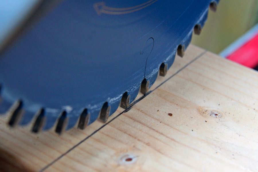 Sahaa viivan oikealta puolelta: Katkaisusirkkeli