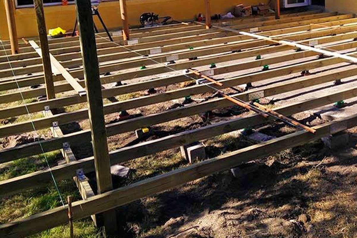 Bygga altan: Snåla på stolparna