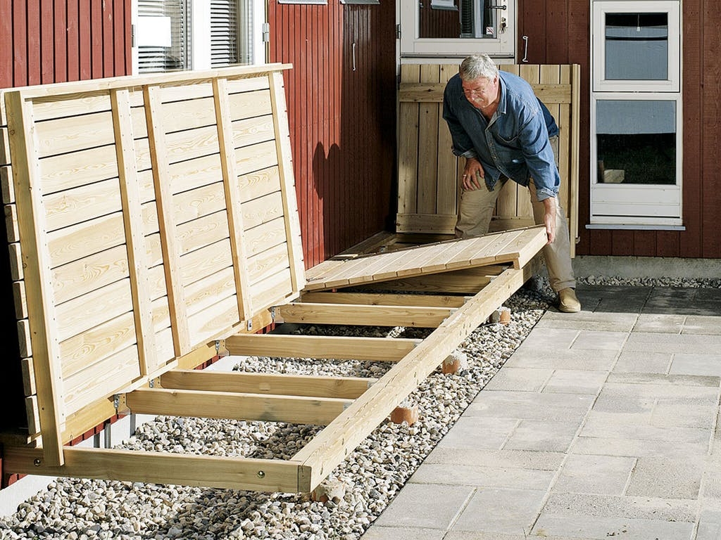 Træterrasse på fliser: Gem terrassen af vejen