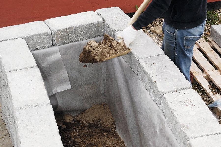 Fiberdug under fliser: I et højbed