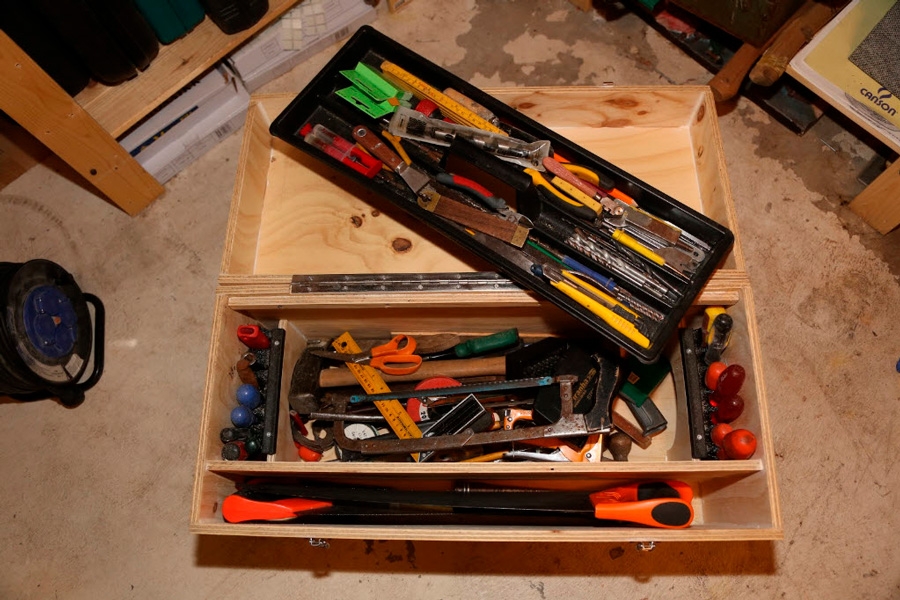 Værktøjskasse træ: Værktøjskassen i træ er stor og rummelig og med plads til det meste.